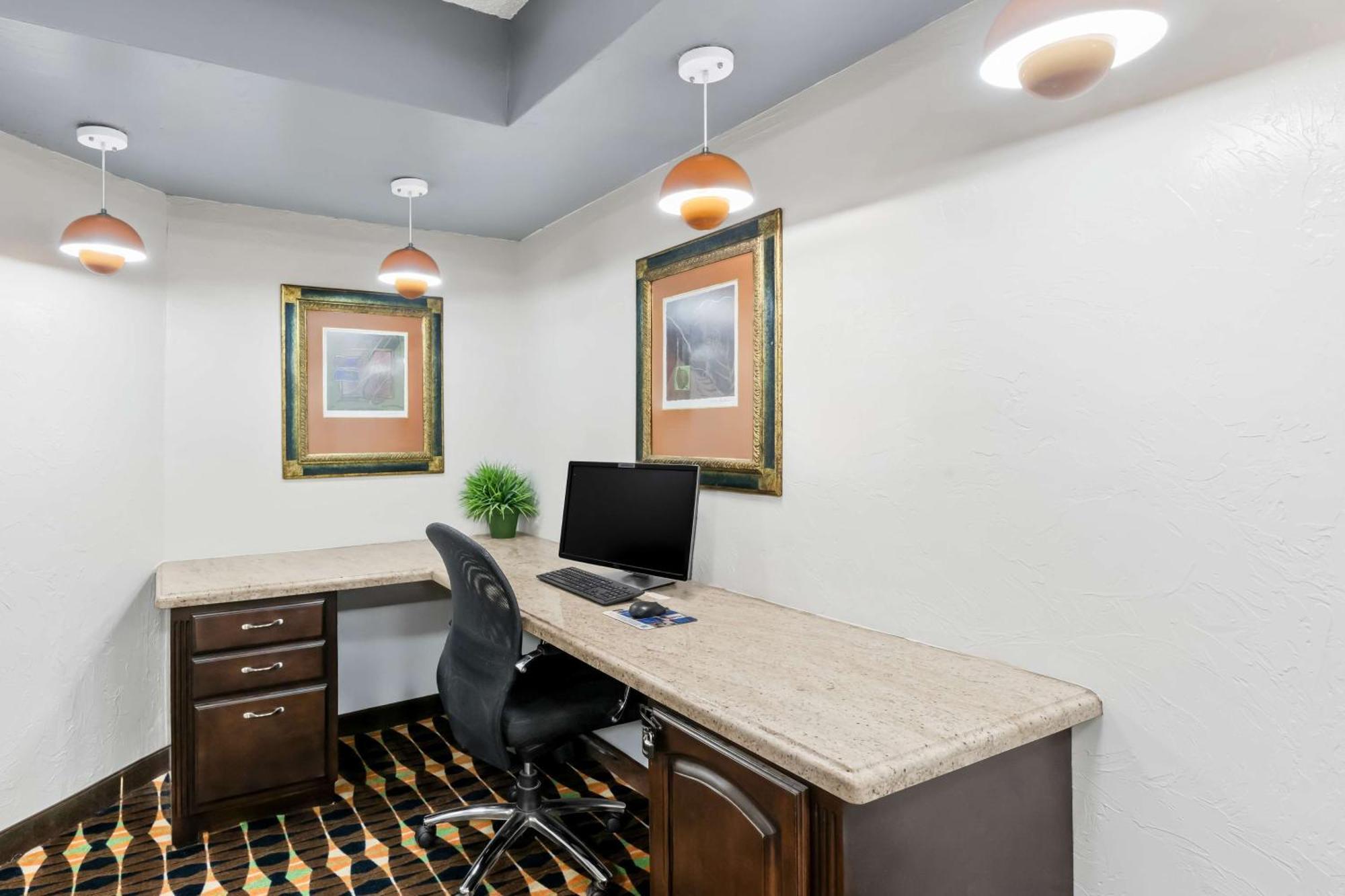 Surestay Plus Hotel By Best Western Lubbock Medical Center Экстерьер фото
