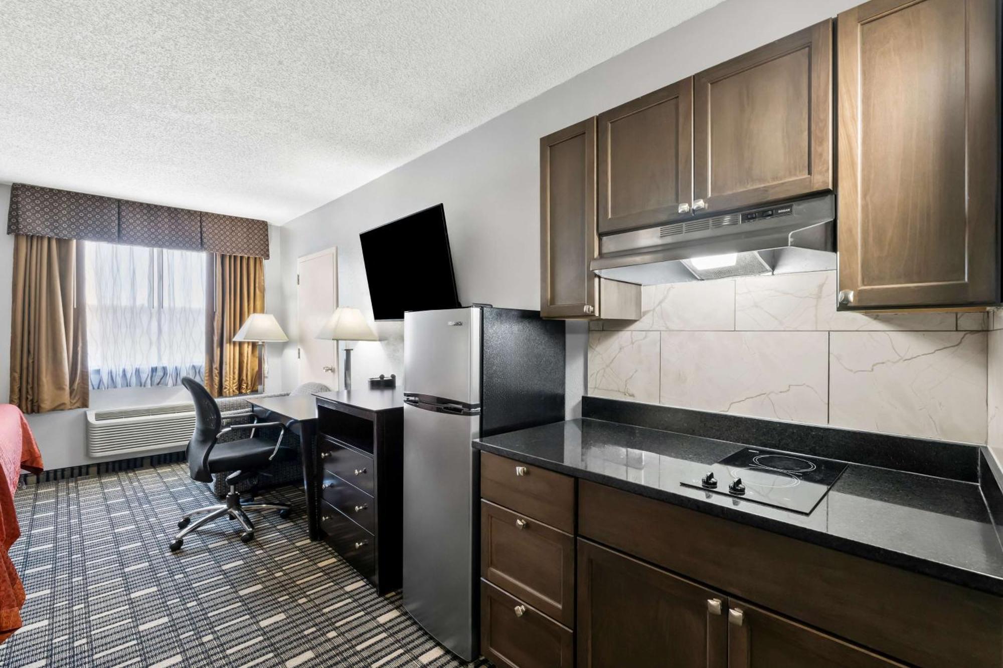 Surestay Plus Hotel By Best Western Lubbock Medical Center Экстерьер фото